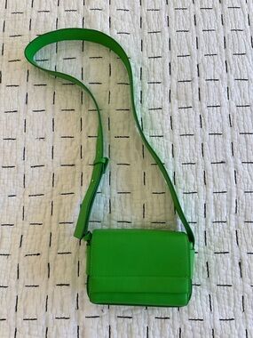 Green Crossbody Shoulder Bag - Sleek Everyday Style